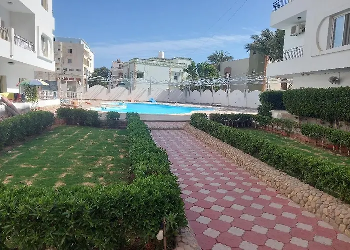 Makramia Pool View
